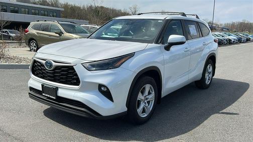 White 2023 Toyota Highlander Hybrid LE