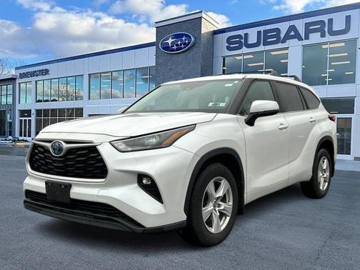 White 2023 Toyota Highlander Hybrid LE