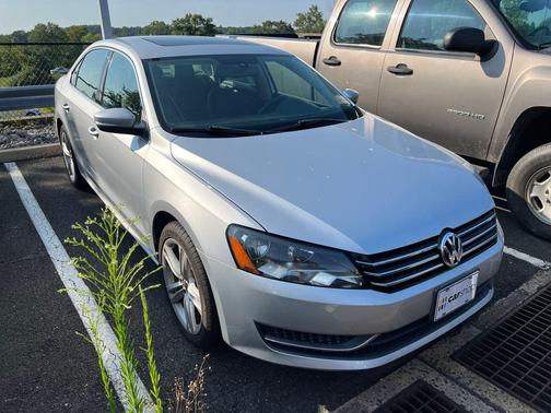 2014 Volkswagen Passat 1.8T Auto SE w/Sunroof & Nav