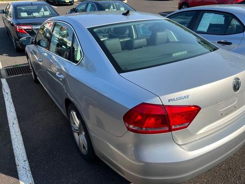 2014 Volkswagen Passat 1.8T Auto SE w/Sunroof & Nav