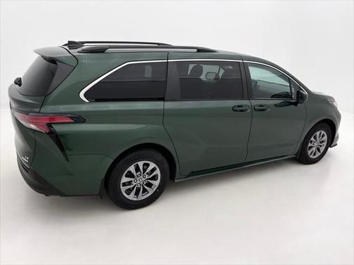 2022 Toyota Sienna LE