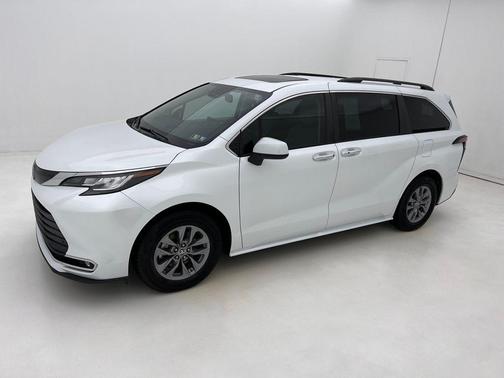 2022 Toyota Sienna XLE