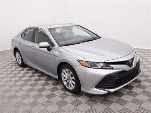 Photo 2 of 33 of 2020 Toyota Camry LE