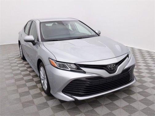 Photo 3 of 33 of 2020 Toyota Camry LE