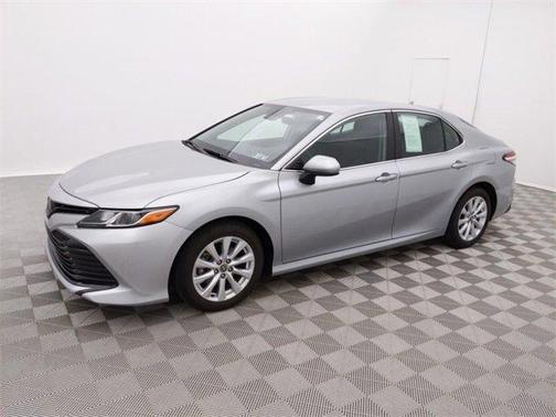 Photo 5 of 33 of 2020 Toyota Camry LE