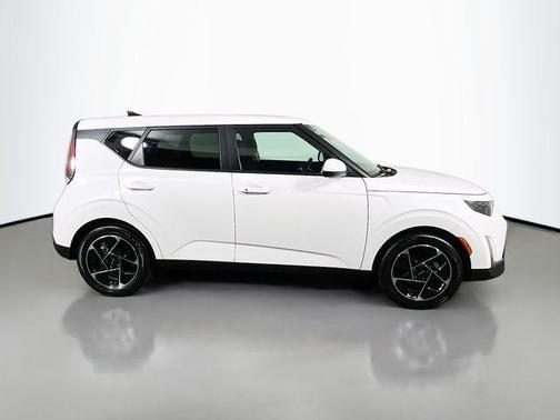 Snow White Pearl 2023 Kia Soul EX