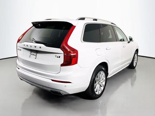 Crystal White Pearl 2017 Volvo XC90 T6 Momentum
