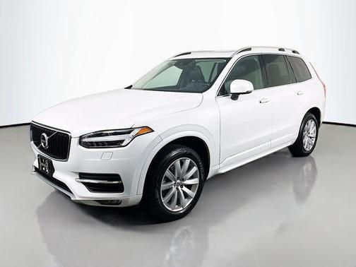 Crystal White Pearl 2017 Volvo XC90 T6 Momentum
