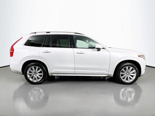 Crystal White Pearl 2017 Volvo XC90 T6 Momentum