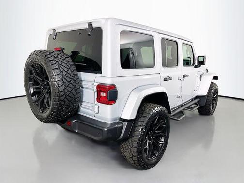 Silver Zynith Clearcoat 2024 Jeep Wrangler 4xe Sahara