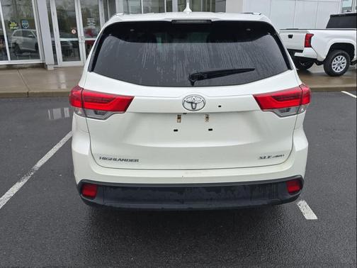 Blizzard Pearl 2019 Toyota Highlander XLE