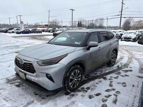 2024 Toyota Highlander Hybrid XLE