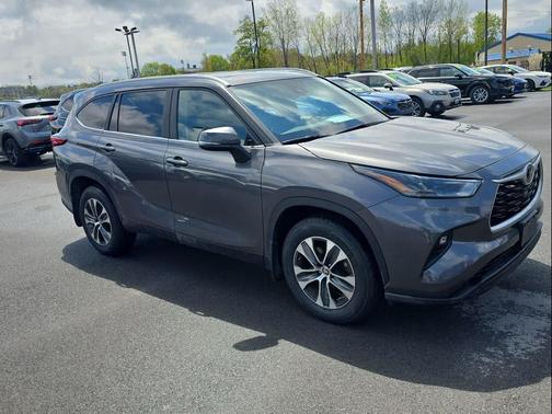 Magnetic Gray Metallic 2023 Toyota Highlander XLE