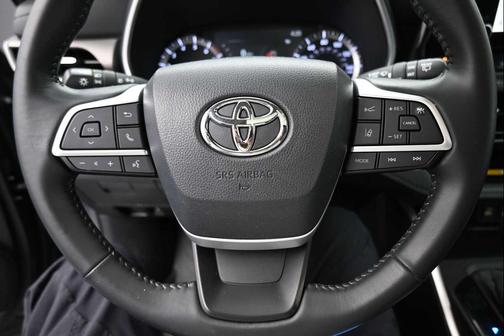 Magnetic Gray Metallic 2023 Toyota Highlander XLE