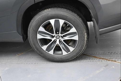 Magnetic Gray Metallic 2023 Toyota Highlander XLE