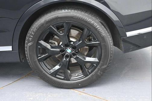 Black Sapphire Metallic 2024 BMW X7 xDrive40i