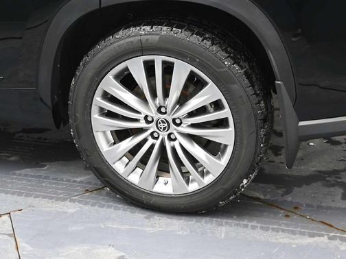 2023 Toyota Highlander Hybrid Platinum