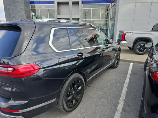 Black Sapphire Metallic 2021 BMW X7 xDrive40i