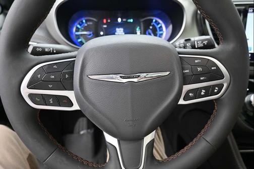 Brilliant Black Crystal Pearlcoat 2024 Chrysler Pacifica L