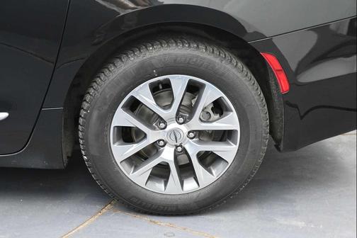 Brilliant Black Crystal Pearlcoat 2024 Chrysler Pacifica L