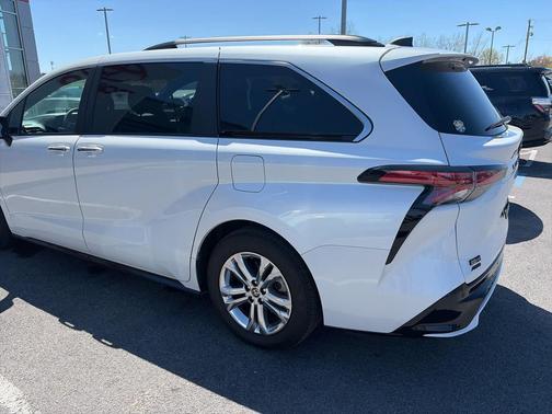 Wind Chill Pearl 2023 Toyota Sienna XSE 7 Passenger
