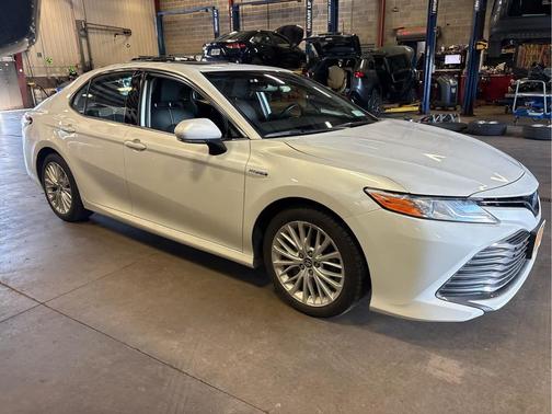 Wind Chill Pearl 2020 Toyota Camry Hybrid XLE
