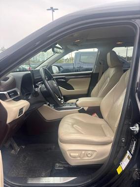 Opulent Amber 2021 Toyota Highlander Hybrid Platinum