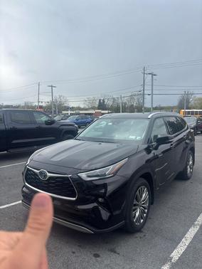 Opulent Amber 2021 Toyota Highlander Hybrid Platinum