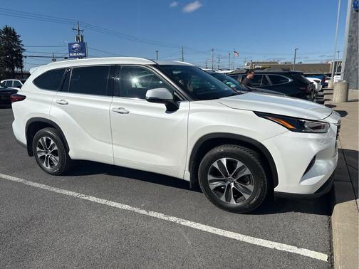 Wind Chill Pearl 2022 Toyota Highlander Hybrid XLE