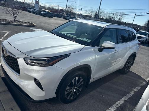 Wind Chill Pearl 2022 Toyota Highlander Hybrid XLE