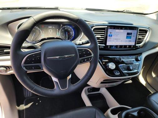 2024 Chrysler Pacifica Touring-L