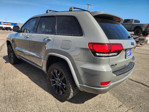 Sting Gray Clearcoat 2021 Jeep Grand Cherokee Laredo X