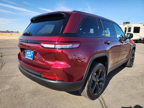 2025 Jeep Grand Cherokee Laredo