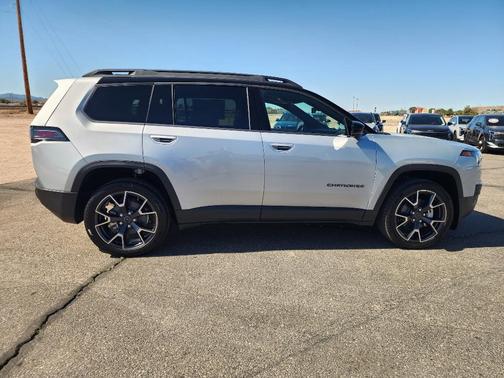 Silver Zynith 2026 Jeep Cherokee Overland