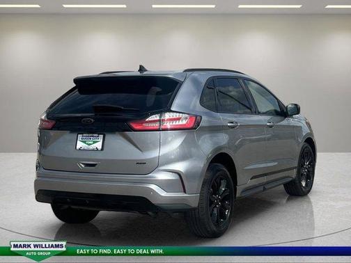 Silver 2022 Ford Edge SE