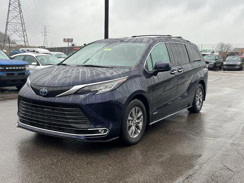 2021 Toyota Sienna XLE 8 Passenger