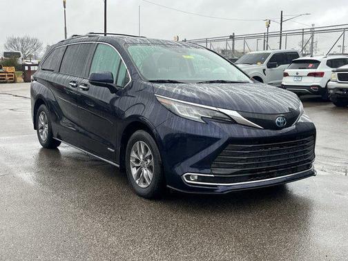 2021 Toyota Sienna XLE 8 Passenger