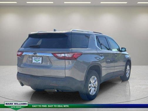 Pepperdust Metallic 2018 Chevrolet Traverse LT Cloth