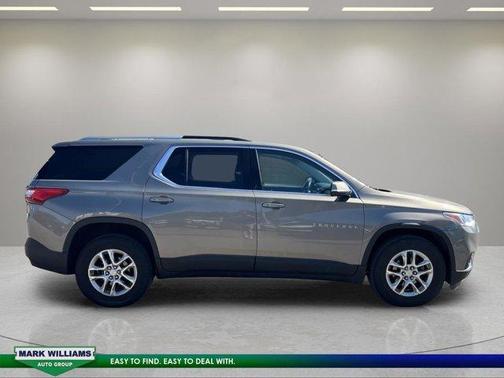 Pepperdust Metallic 2018 Chevrolet Traverse LT Cloth
