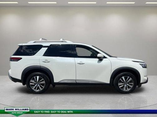 White 2023 Nissan Pathfinder SL