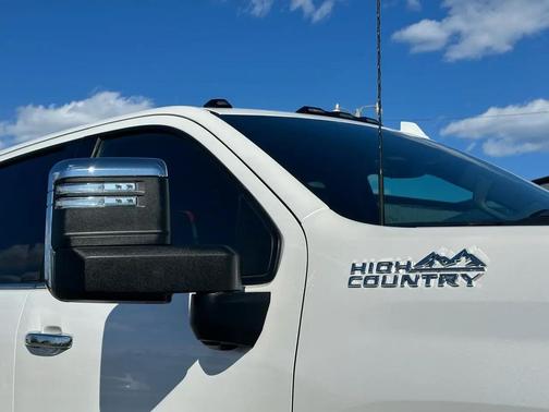 Iridescent Pearl Tricoat 2024 Chevrolet Silverado 3500 High Country