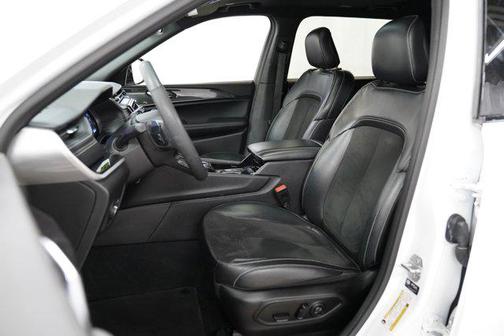 Bright White Clearcoat 2023 Jeep Grand Cherokee L Altitude