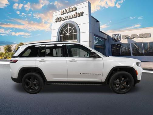 Bright White Clearcoat 2024 Jeep Grand Cherokee Limited