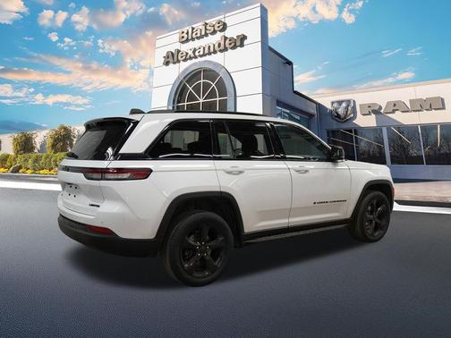 Bright White Clearcoat 2024 Jeep Grand Cherokee Limited