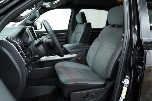 Diamond Black Crystal Pearlcoat 2026 RAM 1500 Big Horn/Lone Star