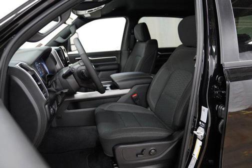 Diamond Black Crystal Pearlcoat 2026 RAM 1500 Big Horn/Lone Star