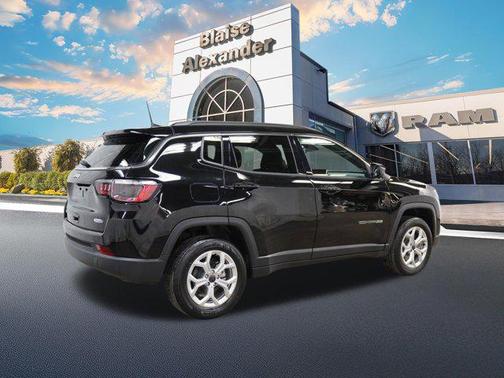 Diamond Black Crystal Pearlcoat 2025 Jeep Compass Latitude