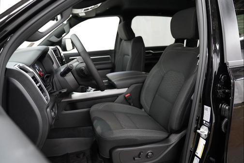 Diamond Black Crystal Pearlcoat 2026 RAM 1500 Big Horn/Lone Star