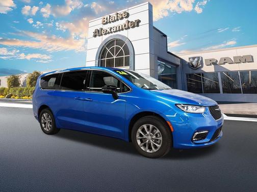 Hydro Blue Pearlcoat 2026 Chrysler Pacifica L