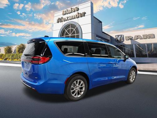 Hydro Blue Pearlcoat 2026 Chrysler Pacifica L
